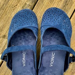 Selling Vionic mules